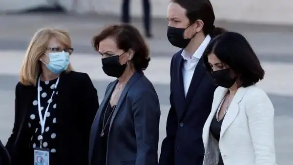 Carmen Calvo, Pablo Iglesias y Carolina Darias a su llegada al funeral civil