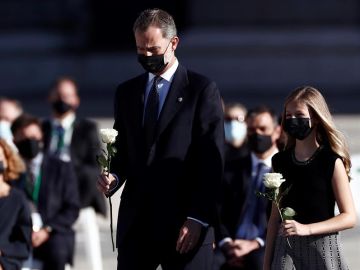 La princesa Leonor le dice a su padre, el rey Felipe VI, que se ponga la mascarilla en el homenaje de Estado a las víctimas del coronavirus