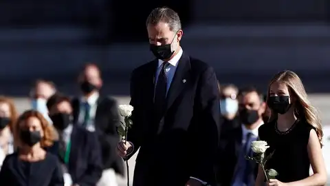 La princesa Leonor le dice a su padre, el rey Felipe VI, que se ponga la mascarilla en el homenaje de Estado a las víctimas del coronavirus La princesa Leonor le dice a su padre, el rey Felipe VI, que se ponga la mascarilla en el homenaje de Estado a las víctimas del coronavirus