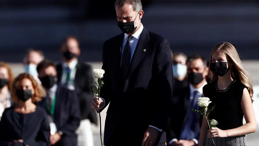 La princesa Leonor le dice a su padre, el rey Felipe VI, que se ponga la mascarilla en el homenaje de Estado a las v&iacute;ctimas del coronavirus