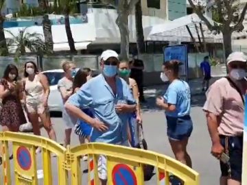 La odisea de los bañistas para acceder a la playa en Benidorm