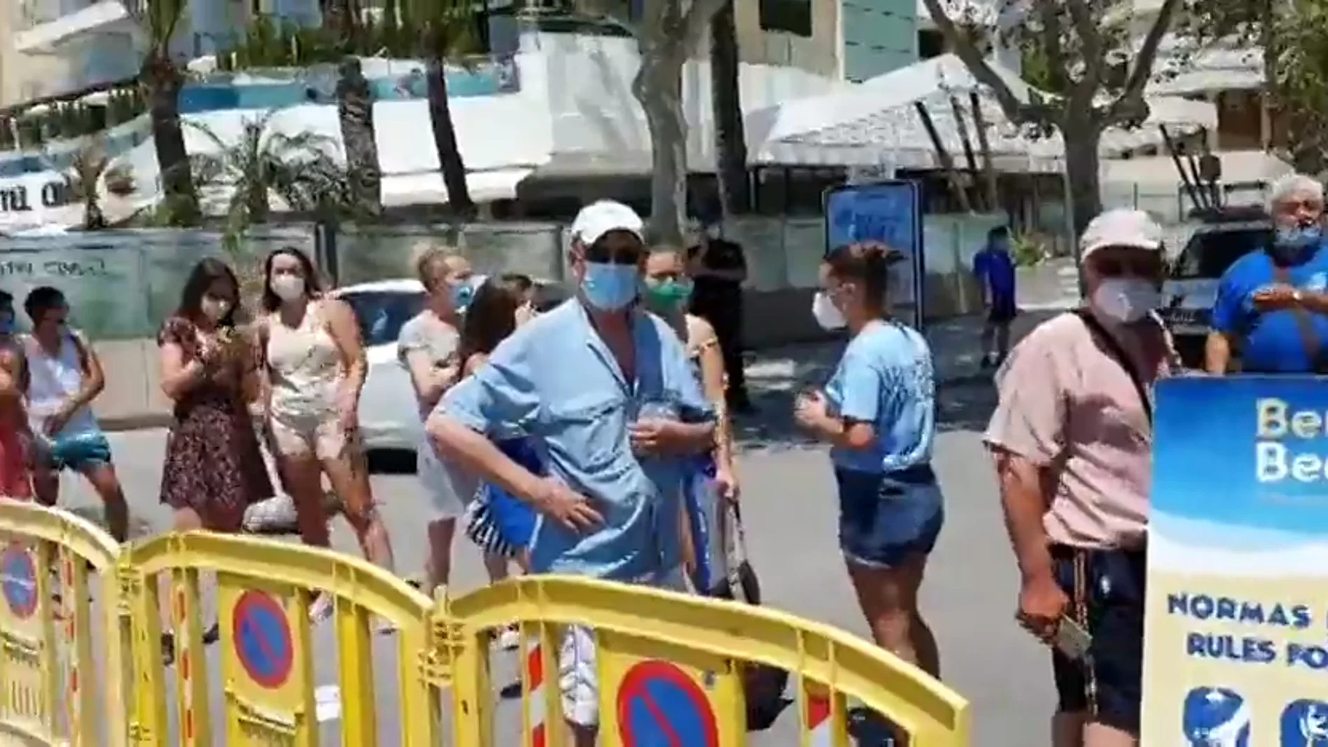 La odisea de los bañistas para acceder a la playa en Benidorm La odisea de los bañistas para acceder a la playa en Benidorm