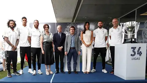 El Real Madrid celebra el título en su Ciudad Deportiva: "Será siempre la Liga más difícil en el momento más difícil" El Real Madrid celebra el título en su Ciudad Deportiva: "Será siempre la Liga más difícil en el momento más difícil"