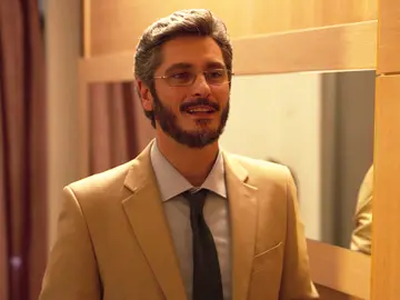 Extra: La secuencia de Xabi visitando a un notario que no pudiste ver en el capítulo 7 de 'Benidorm' Extra: La secuencia de Xabi visitando a un notario que no pudiste ver en el capítulo 7 de 'Benidorm'