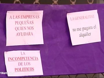 Los comerciantes ponen carteles en Lleida contra los políticos por las nuevas restricciones durante el coronavirus