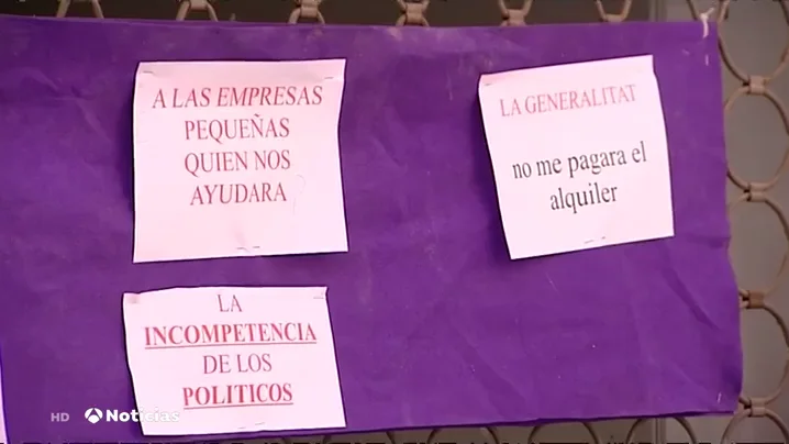 Los comerciantes ponen carteles en Lleida contra los políticos por las nuevas restricciones durante el coronavirus Los comerciantes ponen carteles en Lleida contra los políticos por las nuevas restricciones durante el coronavirus