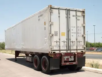 Un trabajador destroza todos los camiones de su empresa con una excavadora por no cobrar su sueldo Un trabajador destroza todos los camiones de su empresa con una excavadora por no cobrar su sueldo