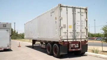 Un trabajador destroza todos los camiones de su empresa con una excavadora por no cobrar su sueldo Un trabajador destroza todos los camiones de su empresa con una excavadora por no cobrar su sueldo