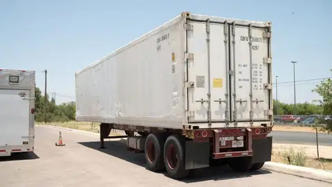 Un trabajador destroza todos los camiones de su empresa con una excavadora por no cobrar su sueldo Un trabajador destroza todos los camiones de su empresa con una excavadora por no cobrar su sueldo