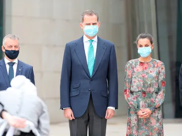 El rey Felipe VI (c) y la reina Letizia (d) son recibidos con un aurresku por el lehendakari Iñigo Urkullu a su llegada al Museo Guggenheim El rey Felipe VI (c) y la reina Letizia (d) son recibidos con un aurresku por el lehendakari Iñigo Urkullu a su llegada al Museo Guggenheim