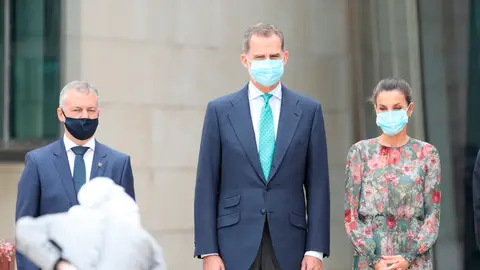 El rey Felipe VI (c) y la reina Letizia (d) son recibidos con un aurresku por el lehendakari Iñigo Urkullu a su llegada al Museo Guggenheim El rey Felipe VI (c) y la reina Letizia (d) son recibidos con un aurresku por el lehendakari Iñigo Urkullu a su llegada al Museo Guggenheim