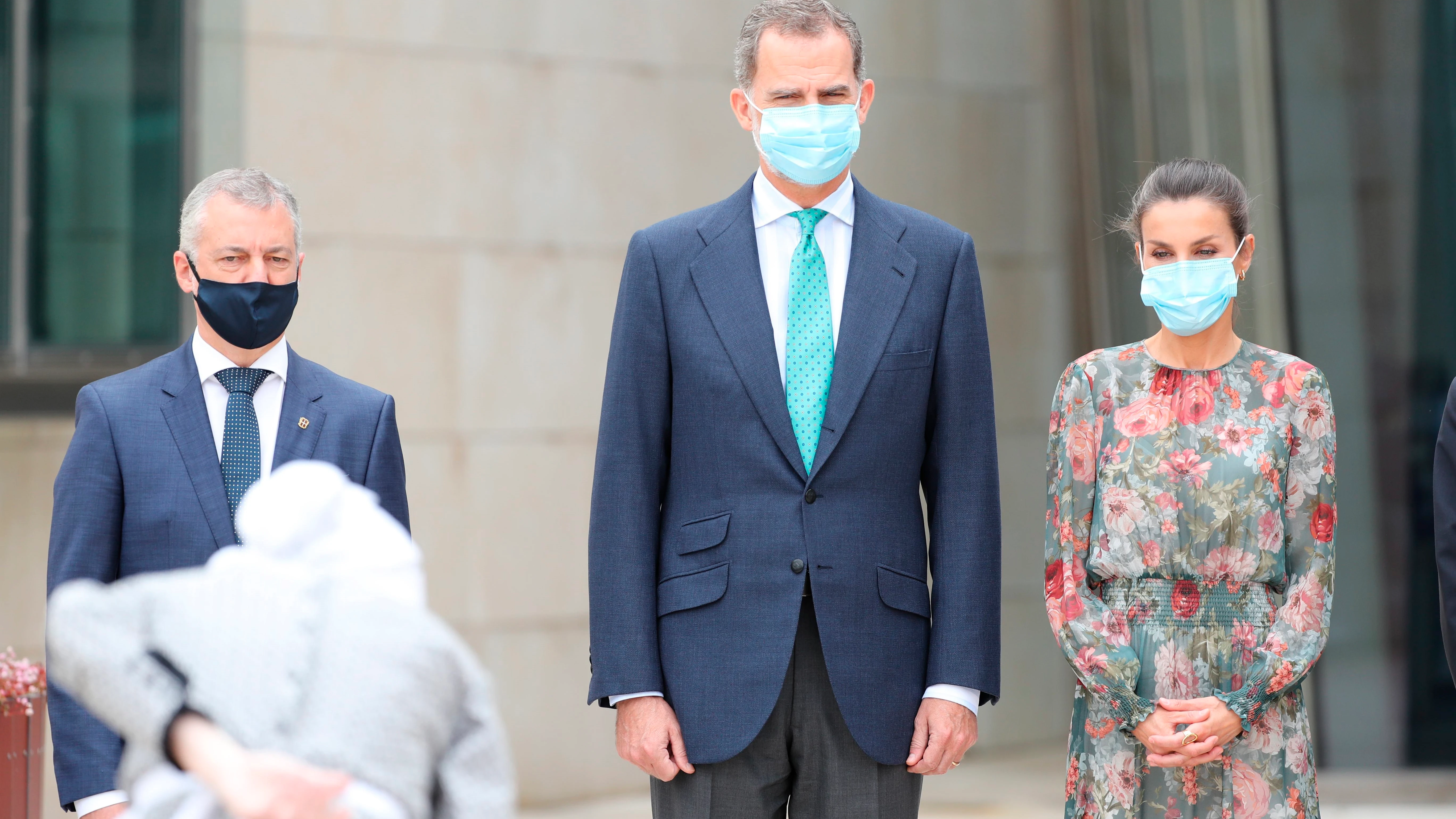 El rey Felipe VI (c) y la reina Letizia (d) son recibidos con un aurresku por el lehendakari I&ntilde;igo Urkullu a su llegada al Museo Guggenheim