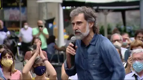 Un grupo de independentistas reciben a los presos del 'procés' con el grito "lo volveremos a hacer" Un grupo de independentistas reciben a los presos del 'procés' con el grito "lo volveremos a hacer"