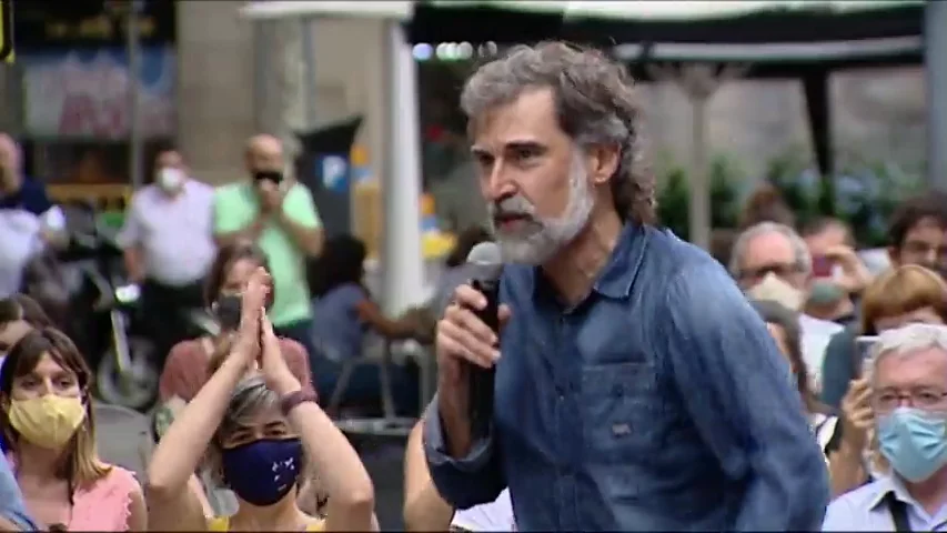 Un grupo de independentistas reciben a los presos del 'procés' con el grito "lo volveremos a hacer" Un grupo de independentistas reciben a los presos del 'procés' con el grito "lo volveremos a hacer"