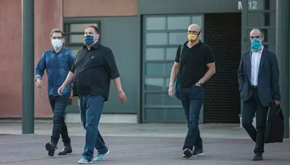 Jordi Cuixat, Oriol Junqueras, Raül Romeva y Jordi Turull saliendo de prisión