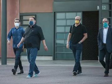 Jordi Cuixat, Oriol Junqueras, Raül Romeva y Jordi Turull saliendo de prisión