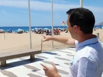 La odisea de los bañistas para acceder a la playa en Benidorm La odisea de los bañistas para acceder a la playa en Benidorm
