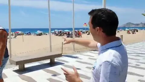 La odisea de los bañistas para acceder a la playa en Benidorm La odisea de los bañistas para acceder a la playa en Benidorm