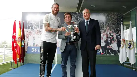 La broma de José Luis Martínez-Almeida a Sergio Ramos: "Solo borraría diez segundos de tu carrera" La broma de José Luis Martínez-Almeida a Sergio Ramos: "Solo borraría diez segundos de tu carrera"