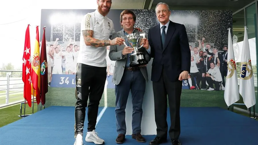 La broma de José Luis Martínez-Almeida a Sergio Ramos: "Solo borraría diez segundos de tu carrera" La broma de José Luis Martínez-Almeida a Sergio Ramos: "Solo borraría diez segundos de tu carrera"