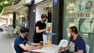 Imagen de dos jóvenes con mascarilla en una terraza de Lleida Imagen de dos jóvenes con mascarilla en una terraza de Lleida