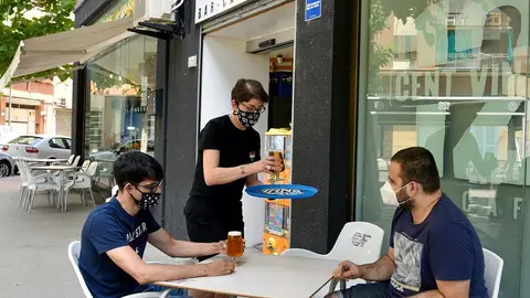Imagen de dos jóvenes con mascarilla en una terraza de Lleida Imagen de dos jóvenes con mascarilla en una terraza de Lleida