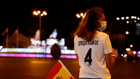 Una aficionada del Real Madrid ante una Cibeles sin aficionados Una aficionada del Real Madrid ante una Cibeles sin aficionados
