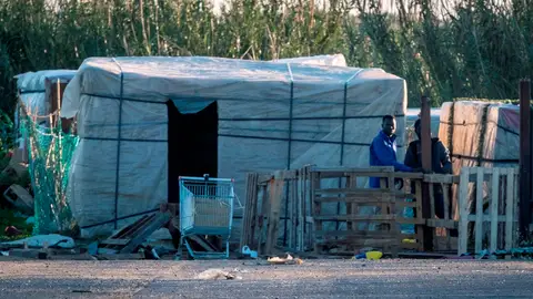 Un nuevo incendio arrasa un campamento de temporeros en Lepe Un nuevo incendio arrasa un campamento de temporeros en Lepe