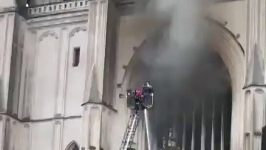 Los bomberos logran controlar el incendio en la catedral de Nantes, Francia