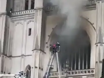 Los bomberos logran controlar el incendio en la catedral de Nantes, Francia Los bomberos logran controlar el incendio en la catedral de Nantes, Francia