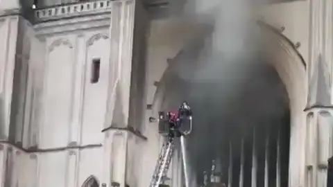Los bomberos logran controlar el incendio en la catedral de Nantes, Francia Los bomberos logran controlar el incendio en la catedral de Nantes, Francia