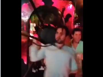 Pillan a varios miembros del PP de Sevilla haciendo el baile viral del ataúd en una discoteca