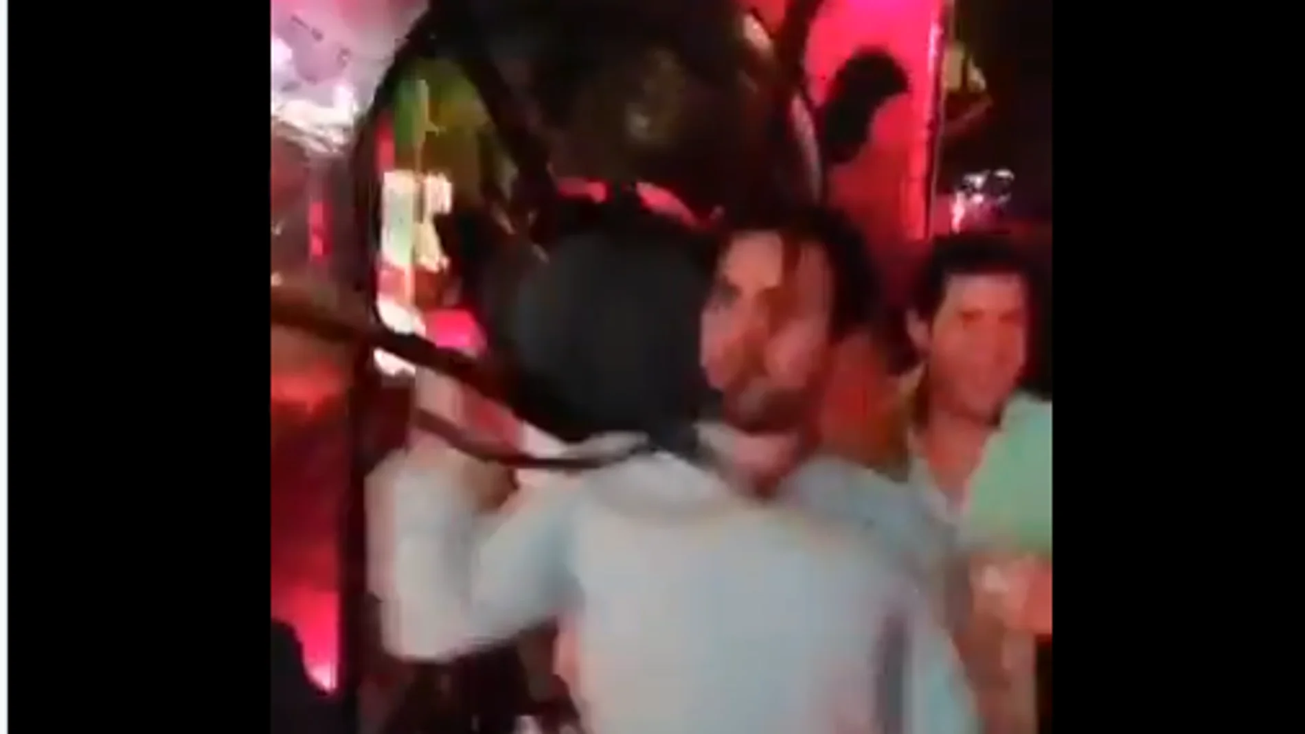 Pillan a varios miembros del PP de Sevilla haciendo el baile viral del ataúd en una discoteca Pillan a varios miembros del PP de Sevilla haciendo el baile viral del ataúd en una discoteca