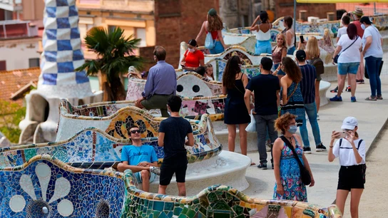 Varios visitantes en el parque Güell de Barcelona Varios visitantes en el parque Güell de Barcelona