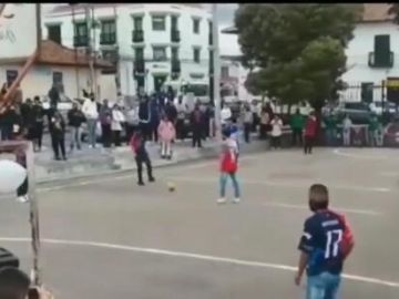 Varios adolescentes meten en un campo de fútbol el ataúd de un amigo que acababa de morir