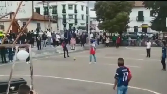 Varios adolescentes meten en un campo de f&uacute;tbol el ata&uacute;d de un amigo que acababa de morir