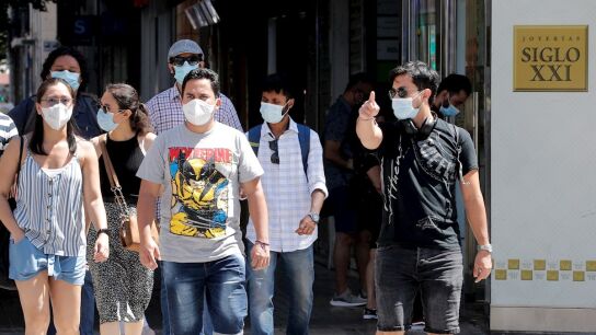 Ciudadanos utilizan mascarilla por el centro de Valencia