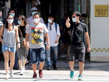 Ciudadanos utilizan mascarilla por el centro de Valencia