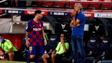 Leo Messi y Quique Setién, durante un partido del Barcelona