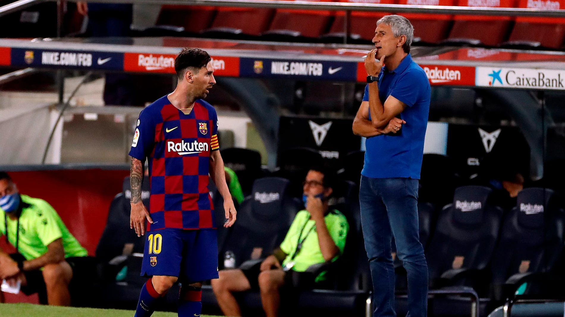 Leo Messi y Quique Setién, durante un partido del Barcelona