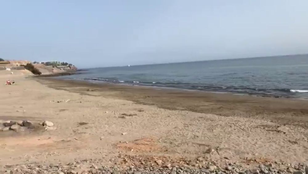 Desalojan una playa del sur de Gran Canaria por un vertido de fuel al mar