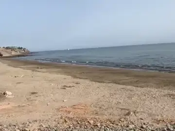 Desalojan una playa del sur de Gran Canaria por un vertido de fuel al mar Desalojan una playa del sur de Gran Canaria por un vertido de fuel al mar