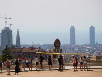 Varios visitantes en el parque Güell de Barcelona