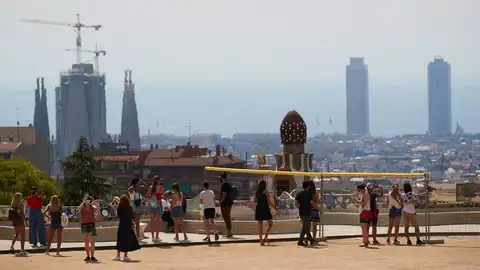 Varios visitantes en el parque Güell de Barcelona Varios visitantes en el parque Güell de Barcelona