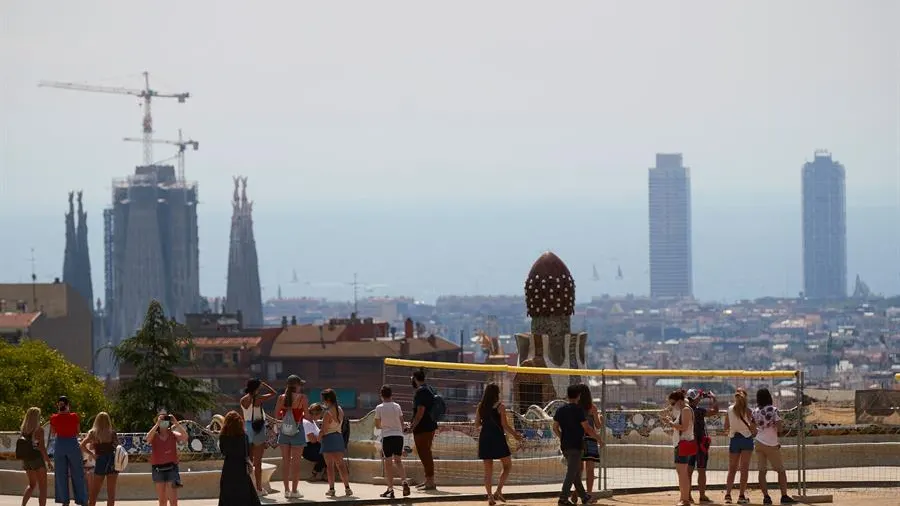 Varios visitantes en el parque Güell de Barcelona Varios visitantes en el parque Güell de Barcelona