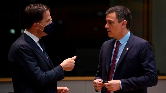 Pedro Sanchez habla con el primer ministro holand&eacute;s Mark Rutte