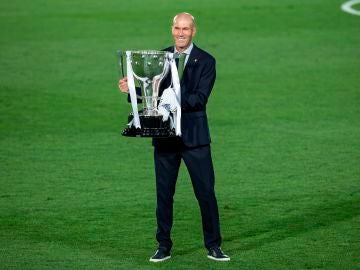 Zinedine Zidane con el título de Liga