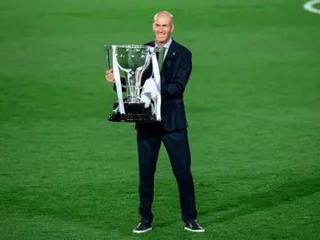 Zinedine Zidane con el título de Liga Zinedine Zidane con el título de Liga