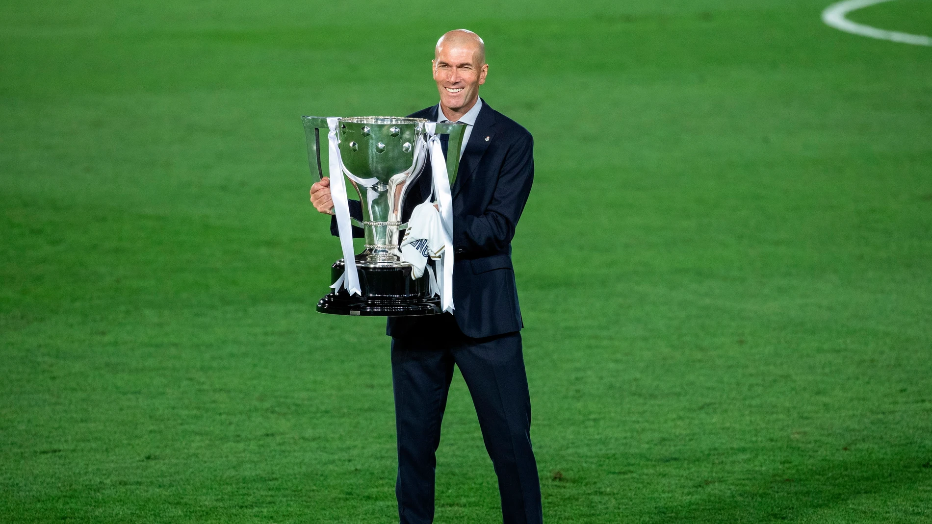 Zinedine Zidane con el título de Liga Zinedine Zidane con el título de Liga