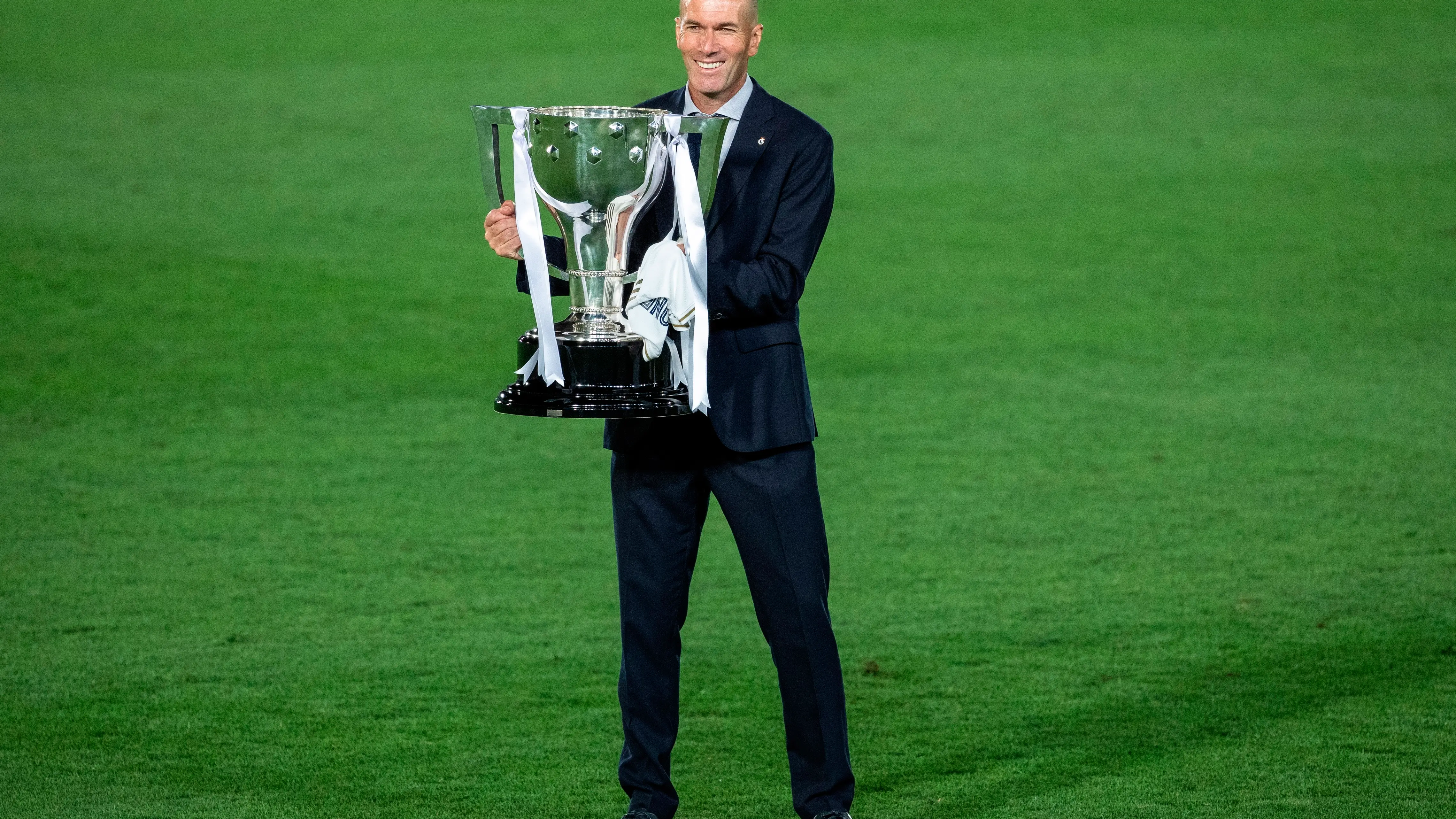 Zinedine Zidane con el título de Liga Zinedine Zidane con el título de Liga
